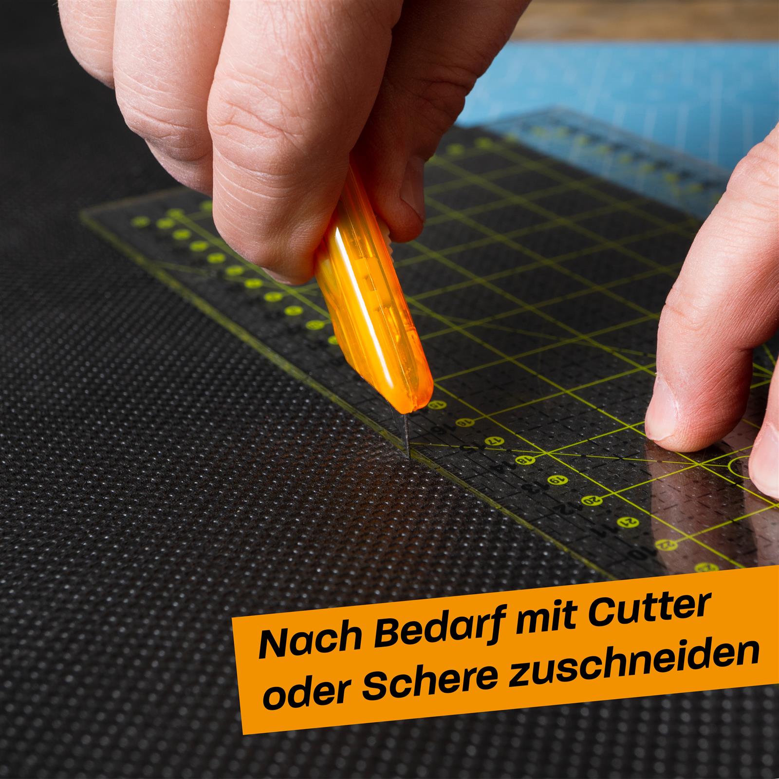 Schmutzfangmatte für Auto – Rutschfest, strapazierfähig und wasserdicht für alle Fahrzeugmodelle Schmutzfangmatte in Kofferraum eines Autos ausgelegt; zeigt strukturierte Oberfläche der Matte mit erhöhtem Rand zum Schutz vor Schmutz und Nässe.