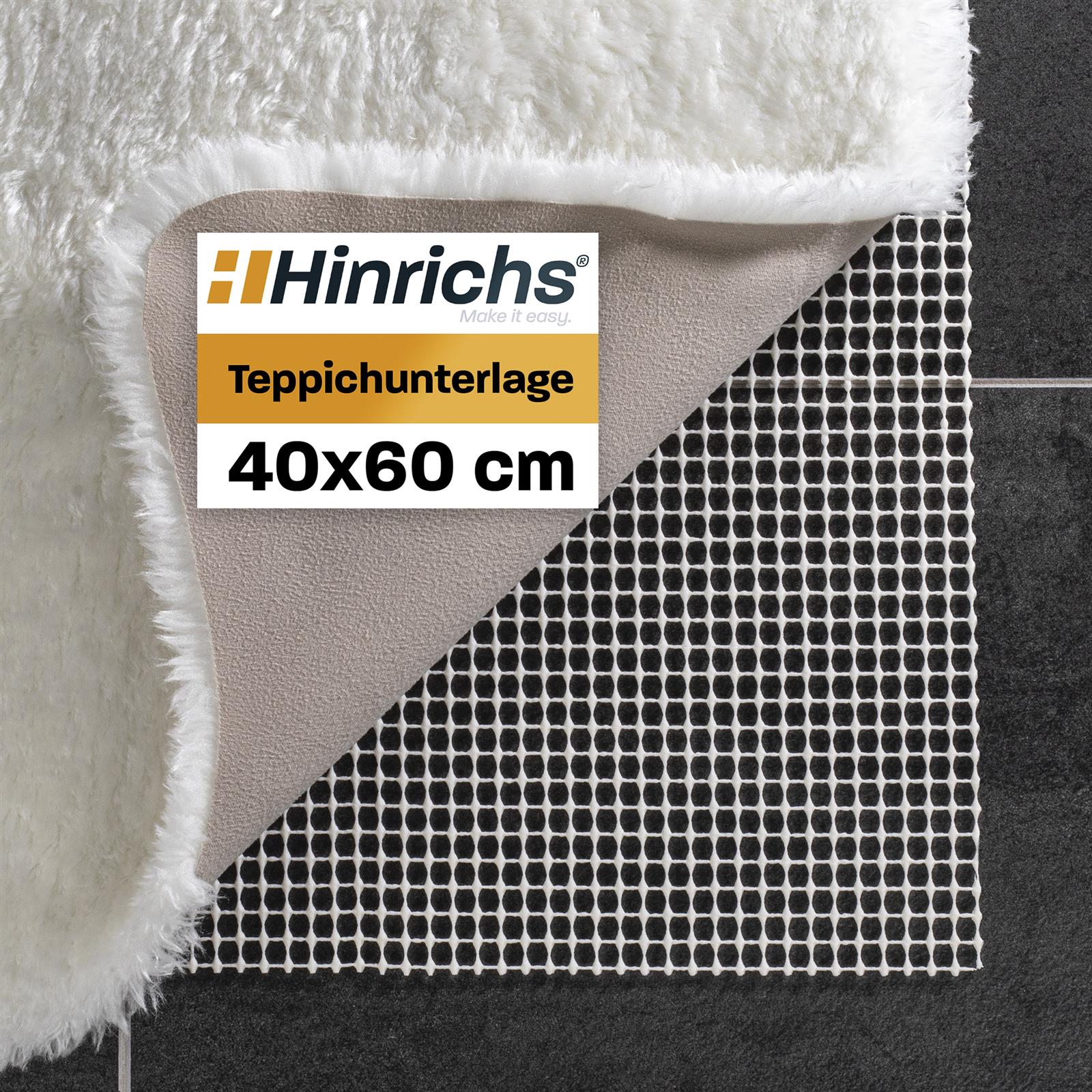 Antirutsch Teppichunterlage 40x60 cm – Rutschfest, Zuschneidbar & Waschbar Rutschhemmende Teppichunterlage in der Größe 40 x 60 cm, aus hellem Netzmaterial, ausgebreitet auf einem Holzboden.