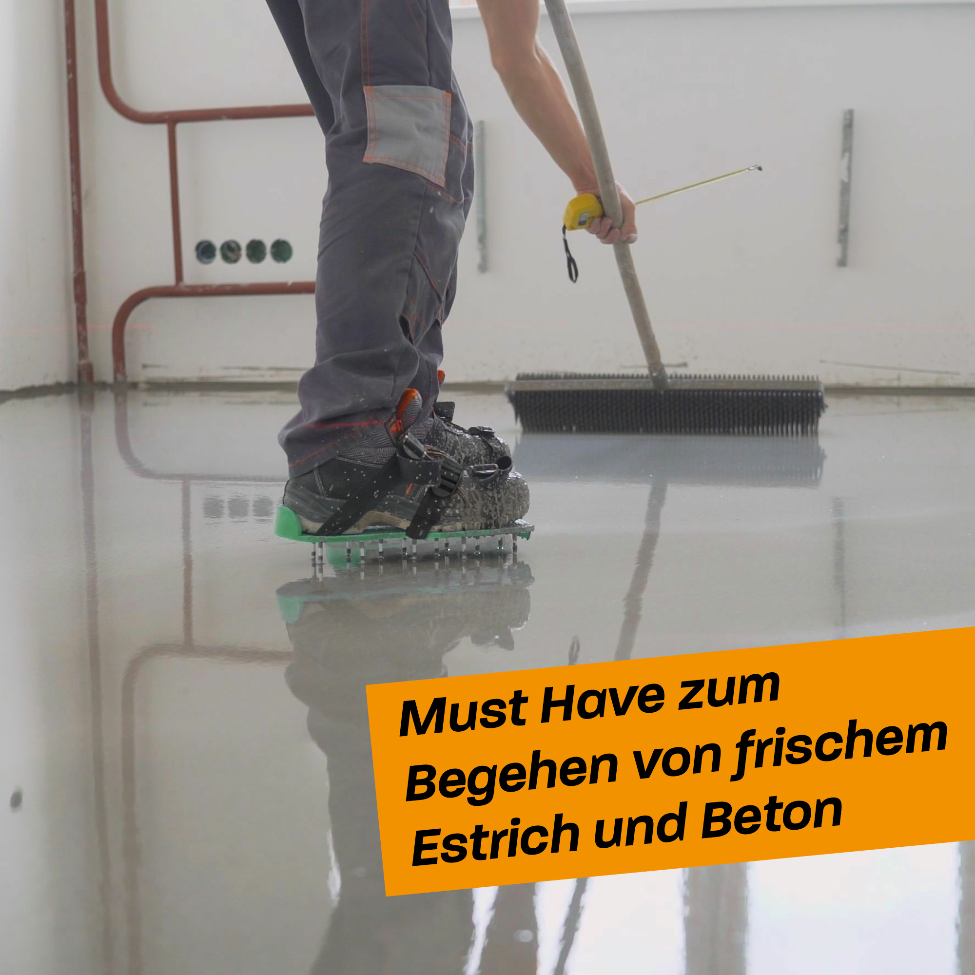 Estrichschuhe mit Nagelsohlen für sicheren Tritt beim Bodenverlegen Ein Paar Estrichschuhe aus Kunststoff mit Spikes an der Sohle, auf einem hellen Boden stehend, genutzt zum Begehen frischer Estrichflächen.