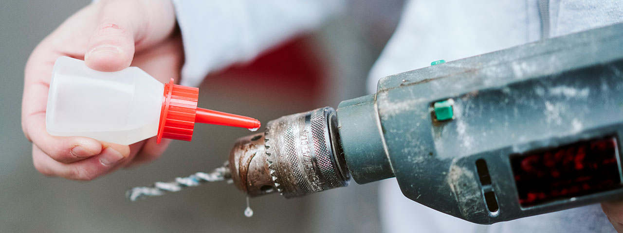 Rote Tropfflasche aus Kunststoff mit Schraubverschluss – Laborzubehör 30 ml Rote Tropfflasche aus Kunststoff mit weißer Beschriftung und rotem Tropfverschluss, stehend auf weißem Hintergrund.