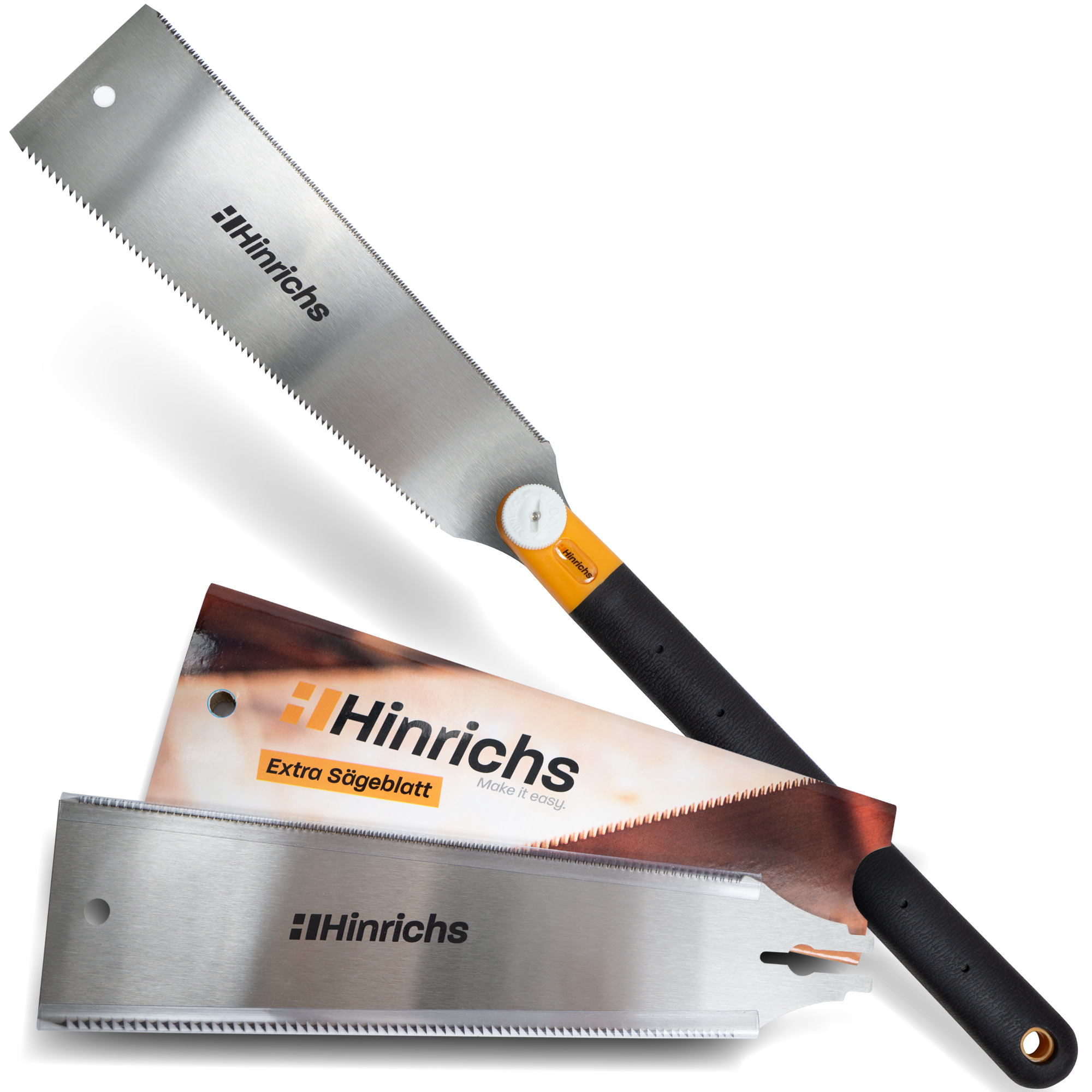 Handliche Japansäge mit ergonomischem Griff und feiner Zahnung für präzise Holzarbeiten Japanische Handsäge mit gebogenem Holzgriff, schmalem Sägeblatt und feiner Zahnung, liegend auf weißem Hintergrund.
