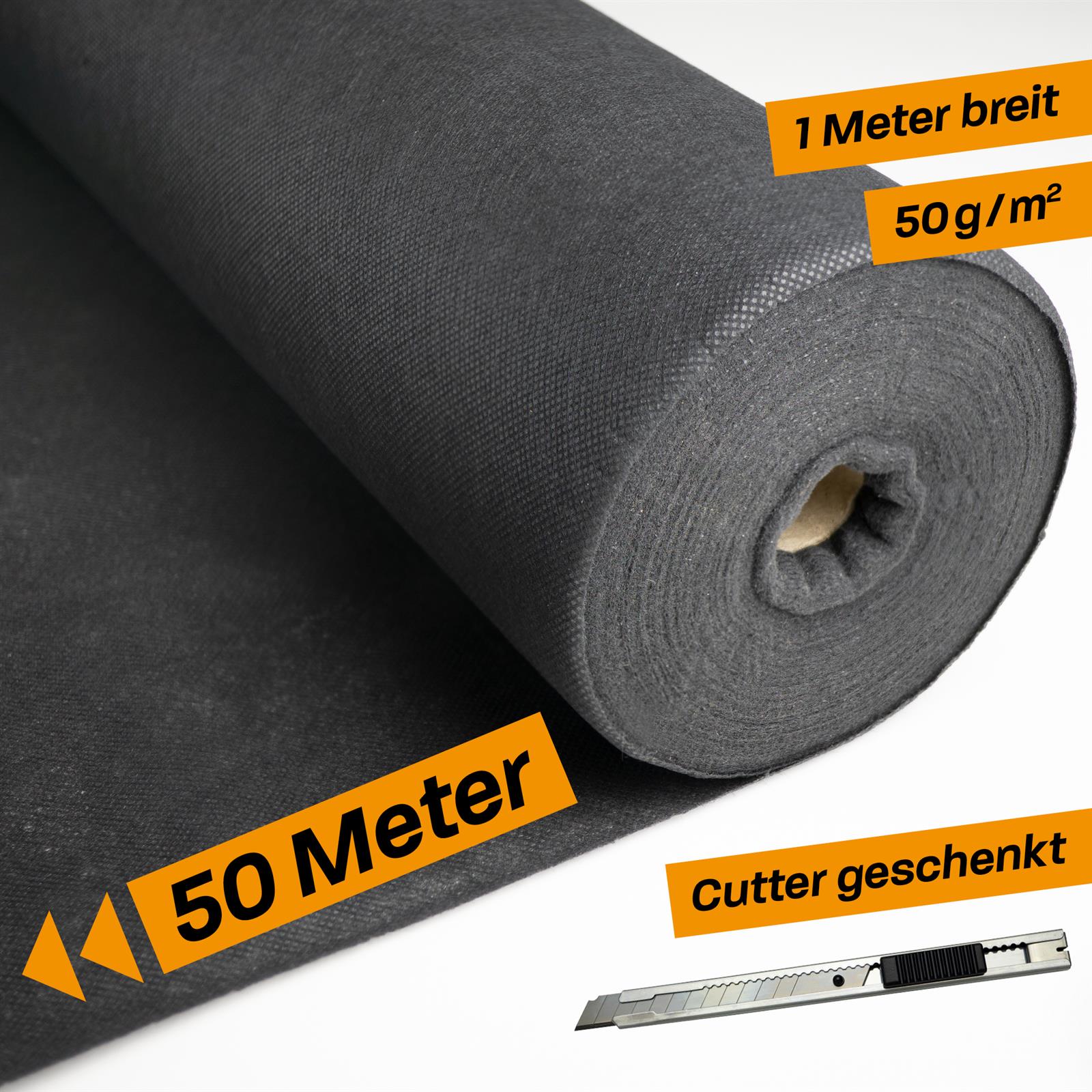 Gartenvlies zur Unkrautbekämpfung und Bodenschutz im Garten – robust und UV-beständig Schwarzes Gartenvlies ausgerollt auf einem Beet mit dunkler Erde, daneben ein Sack mit weiterem Vliesmaterial; im Hintergrund grüne Pflanzen und eine Hecke.