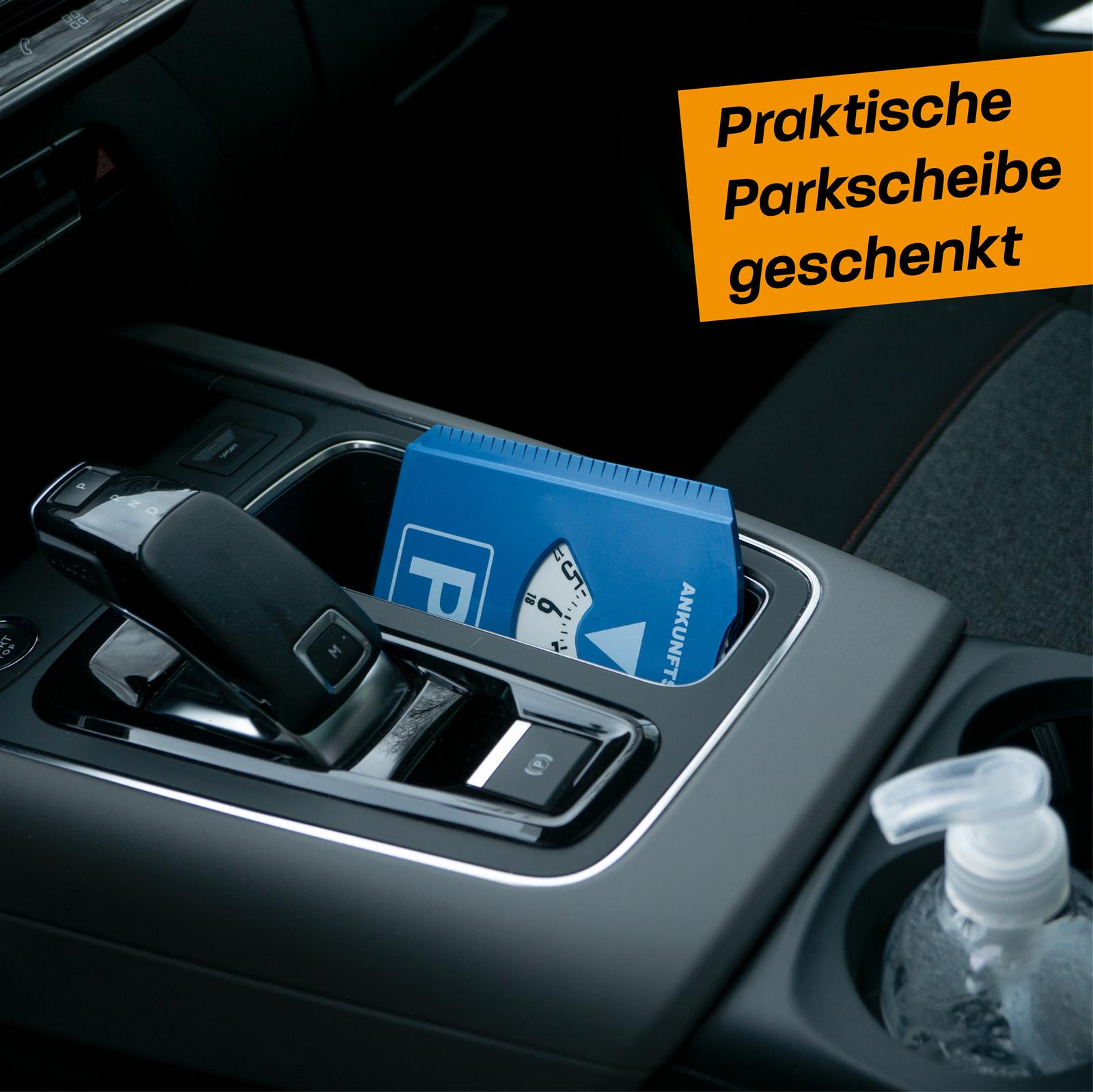 Schmutzfangmatte für Kofferraum – rutschfest, passgenau, anthrazit – idealer Schutz fürs Auto Schwarze Schmutzfangmatte liegt im geöffneten Kofferraum eines Autos und schützt den Innenraum vor Schmutz und Feuchtigkeit.
